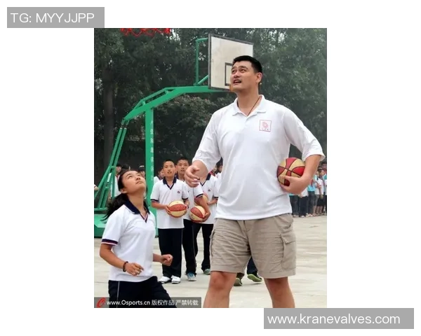 姚明乘坐地铁的奇遇记与城市生活的温暖瞬间