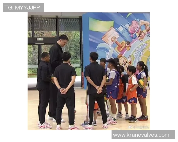 姚明亲临现场观战野球赛场展现篮球巨星的热情与魅力