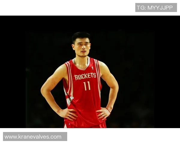 姚明在篮球场上展现官员风范投篮技巧引发热议与关注